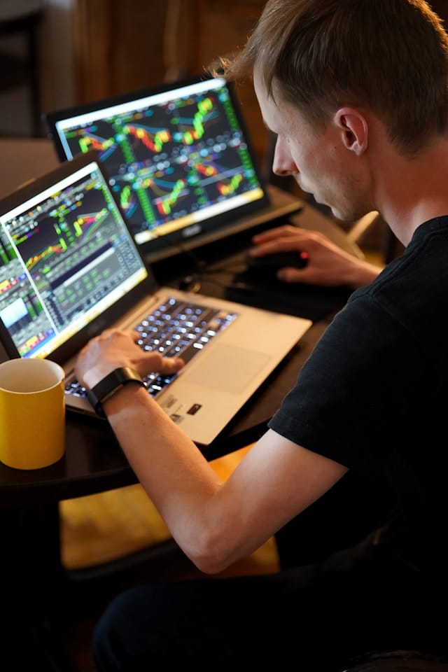 Trader trabajando con estrategias automatizadas en una computadora portátil